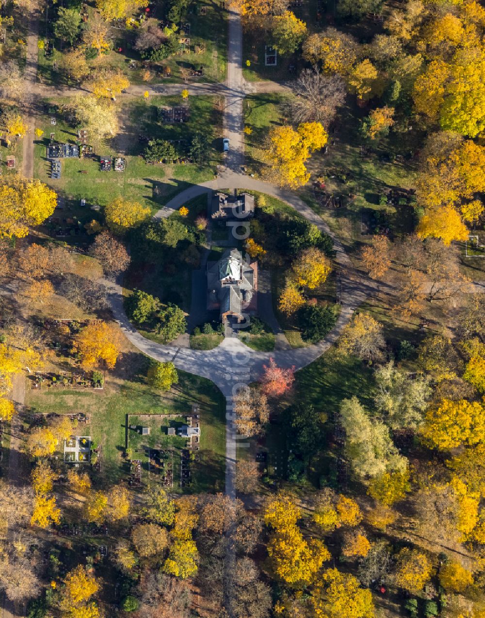 Duisburg von oben - Kirchengebäude der Kapelle des Friedhof Sternbuschweg in Duisburg im Bundesland Nordrhein-Westfalen, Deutschland