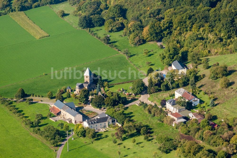 Giischterklaus von oben - Kirchengebäude der Kapelle in Giischterklaus in Distrikt Greiwemaacher, Luxemburg