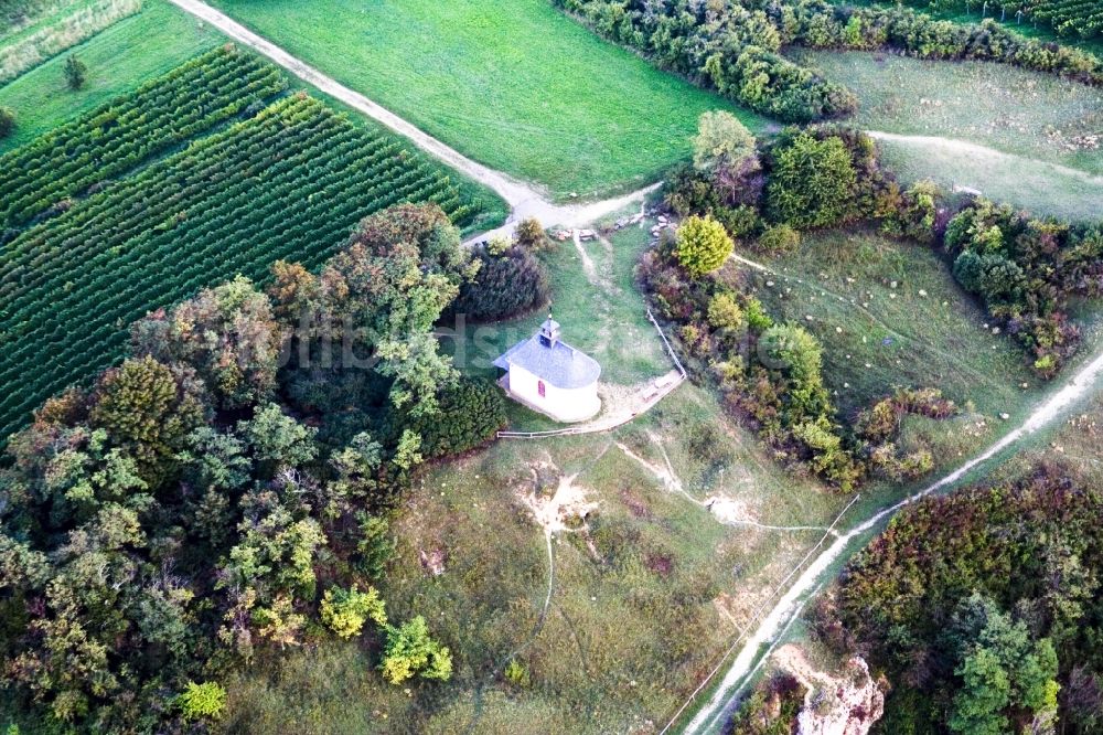 Ilbesheim bei Landau in der Pfalz aus der Vogelperspektive: Kirchengebäude der Kapelle in Ilbesheim bei Landau in der Pfalz im Bundesland Rheinland-Pfalz