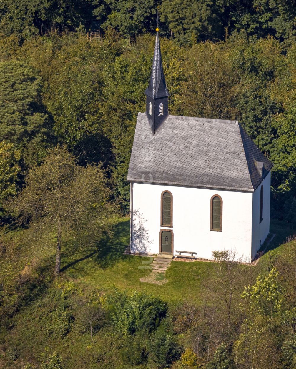 Kirchhundem aus der Vogelperspektive: Kirchengebäude der Kapelle in Kirchhundem im Bundesland Nordrhein-Westfalen, Deutschland