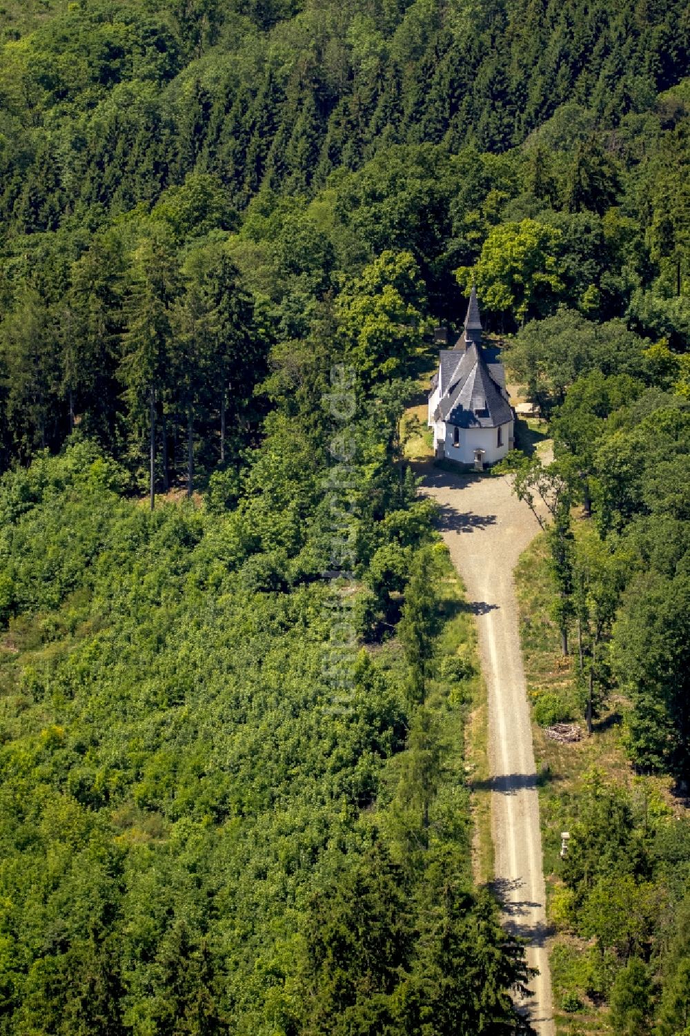 Medebach aus der Vogelperspektive: Kirchengebäude der Kapelle in Medebach im Bundesland Nordrhein-Westfalen