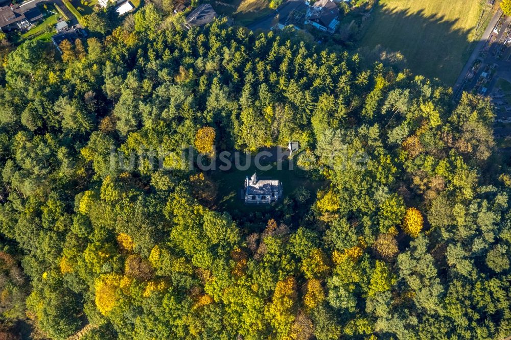 Netphen von oben - Kirchengebäude der Kapelle in Netphen im Bundesland Nordrhein-Westfalen