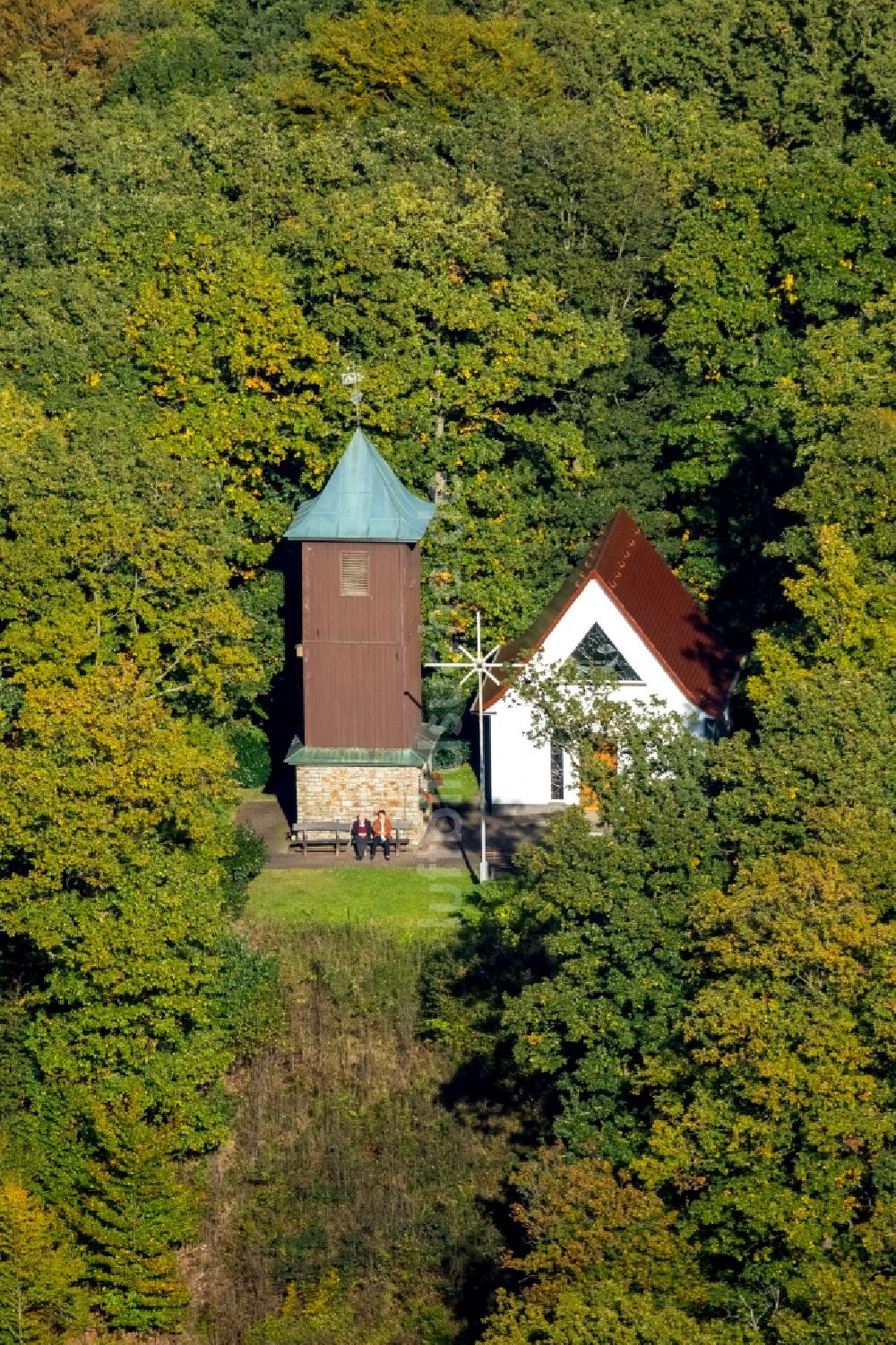 Netphen aus der Vogelperspektive: Kirchengebäude der Kapelle in Netphen im Bundesland Nordrhein-Westfalen