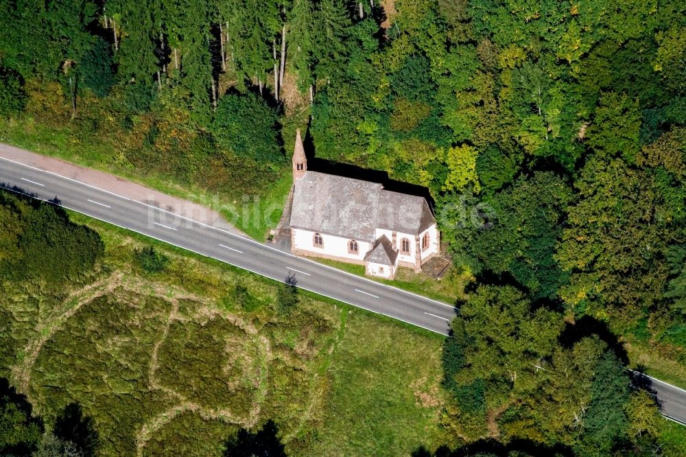 Niederschlettenbach von oben - Kirchengebäude der Kapelle in Niederschlettenbach im Bundesland Rheinland-Pfalz, Deutschland