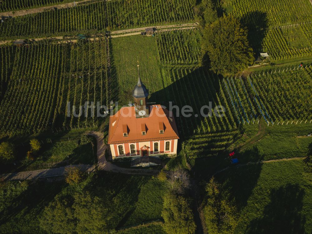 Dresden aus der Vogelperspektive: Kirchengebäude der Kapelle im Ortsteil Pillnitz in Dresden im Bundesland Sachsen, Deutschland