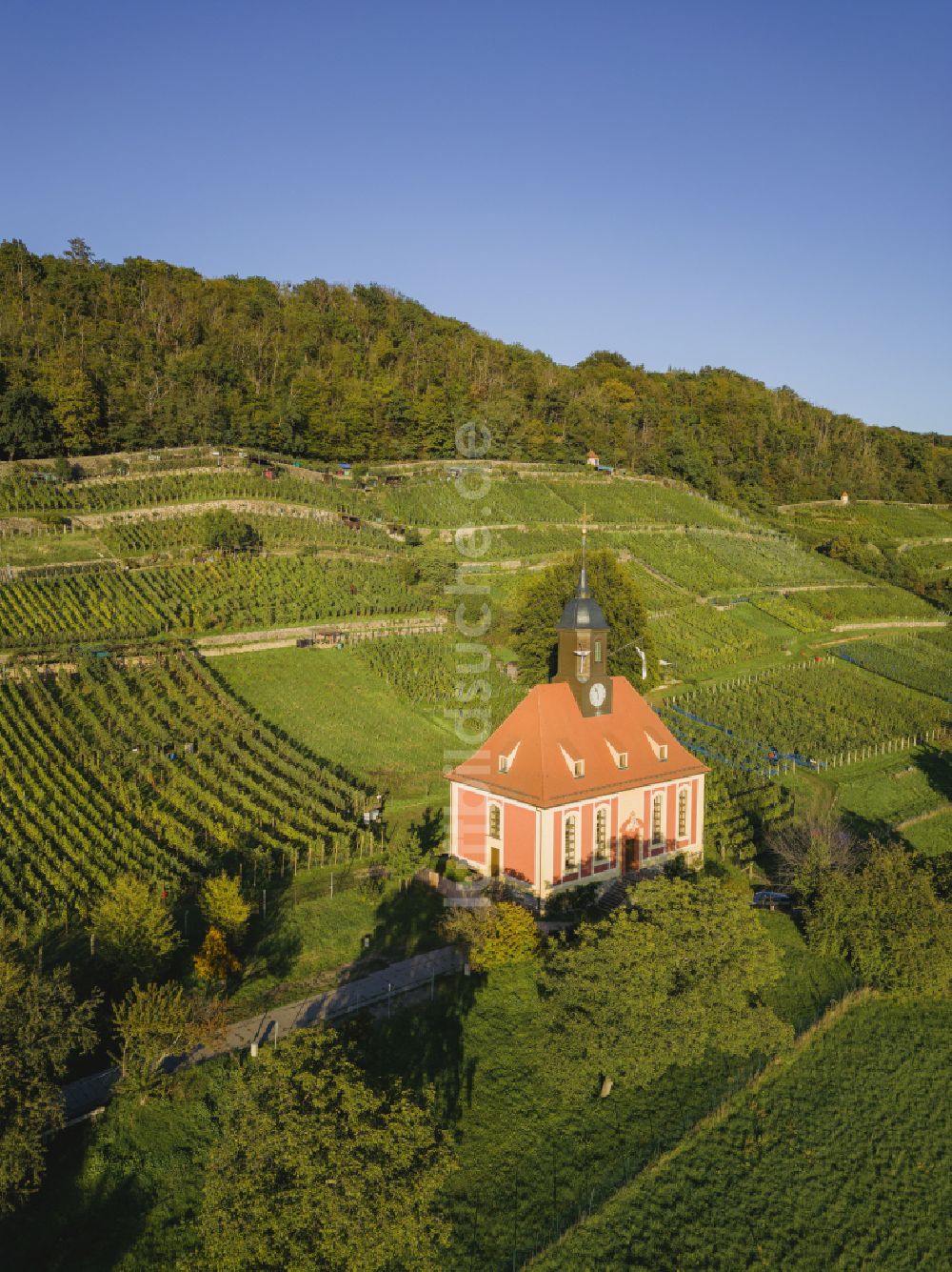 Luftaufnahme Dresden - Kirchengebäude der Kapelle im Ortsteil Pillnitz in Dresden im Bundesland Sachsen, Deutschland