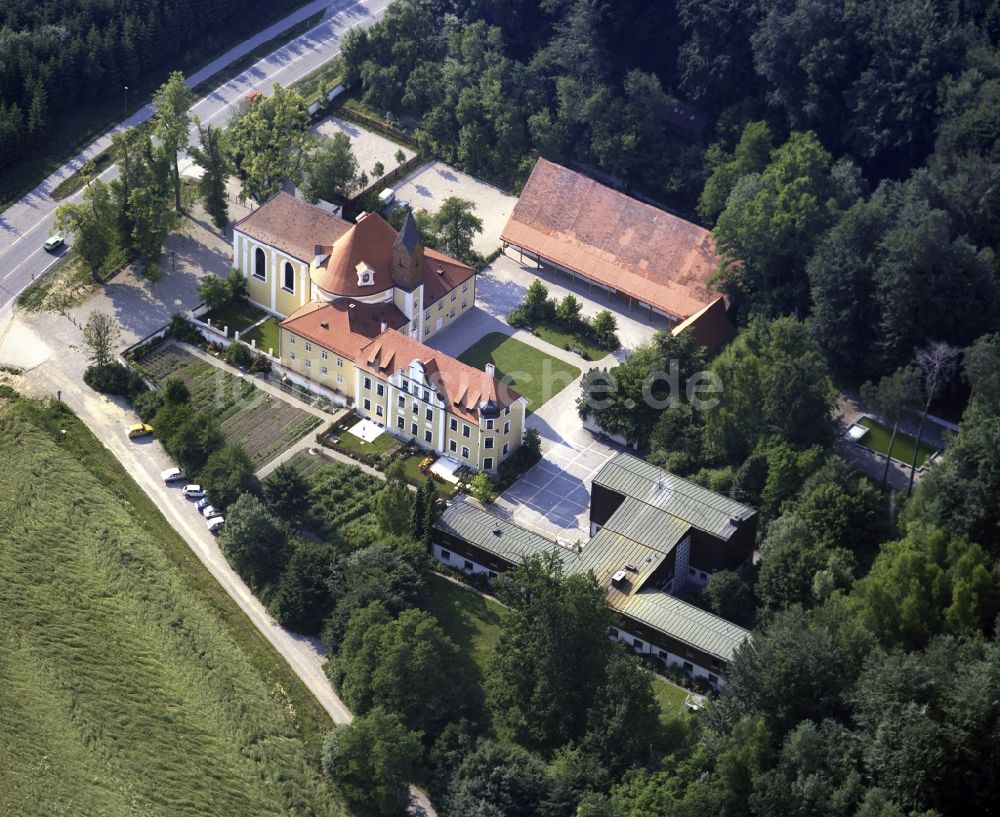 Freising von oben - Kirchengebäude der Kapelle im Ortsteil Wies in Freising im Bundesland Bayern, Deutschland