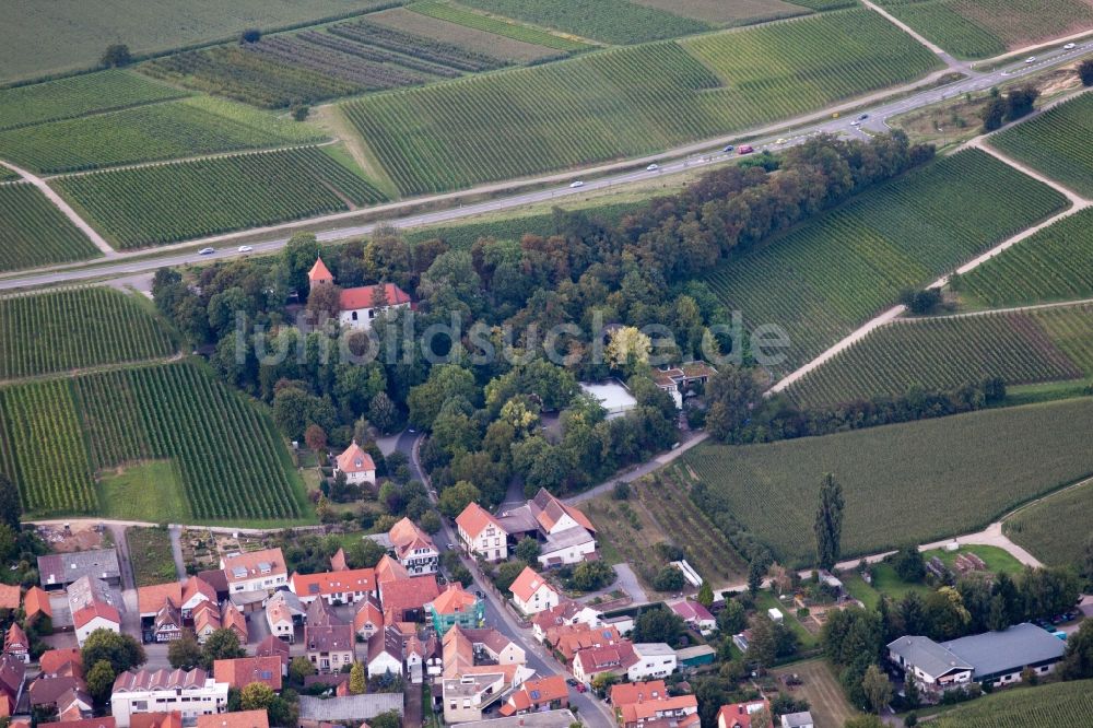 Landau in der Pfalz aus der Vogelperspektive: Kirchengebäude der Kapelle im Ortsteil Wollmesheim in Landau in der Pfalz im Bundesland Rheinland-Pfalz, Deutschland