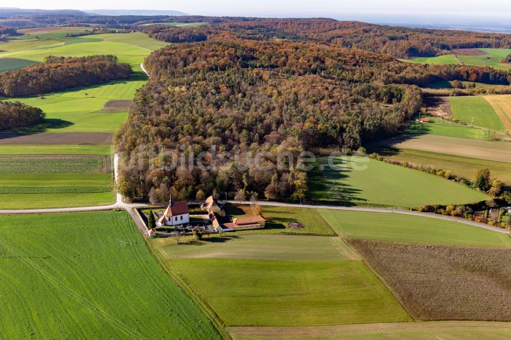 Ebrach von oben - Kirchengebäude der Kapelle St. Rochus in Ebrach im Bundesland Bayern, Deutschland