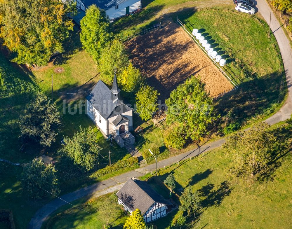 Schmallenberg von oben - Kirchengebäude der Kapelle in Schmallenberg im Bundesland Nordrhein-Westfalen