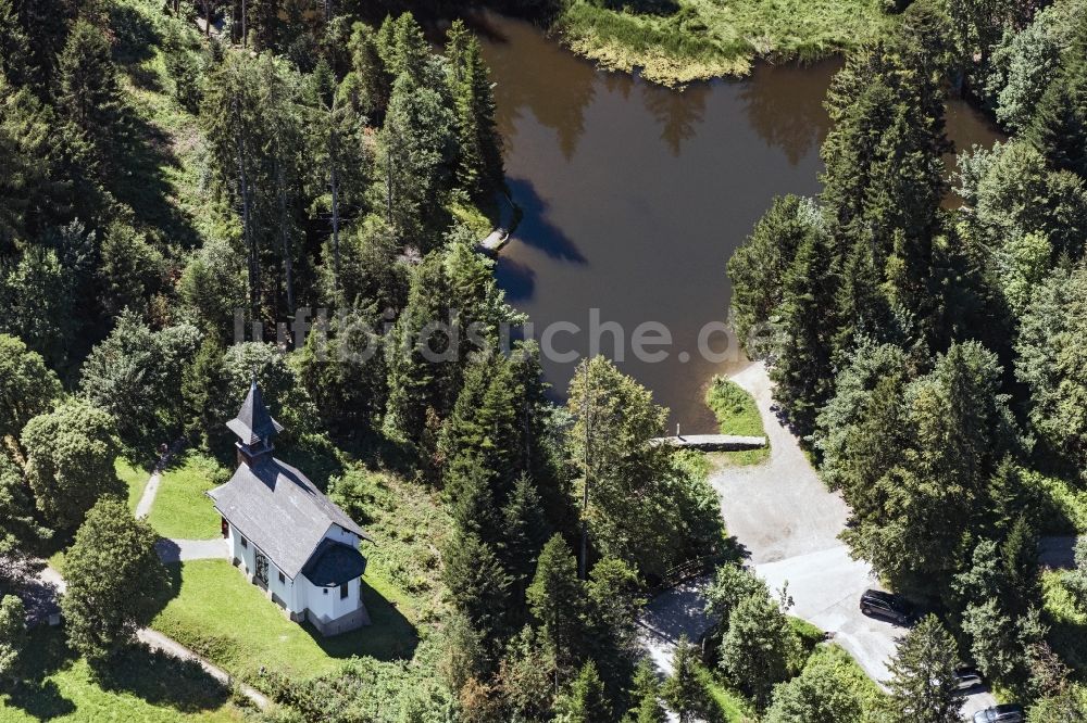 Schwarzenberg aus der Vogelperspektive: Kirchengebäude der Kapelle in Schwarzenberg in Vorarlberg, Österreich