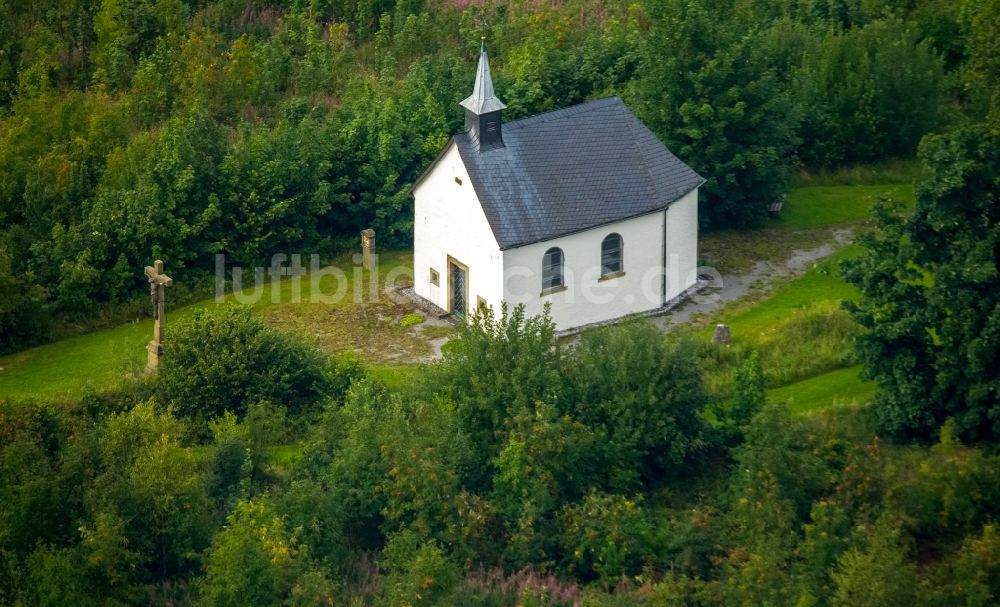 Warstein von oben - Kirchengebäude der Kapelle Stillenberg im Ortsteil Suttrop in Warstein im Bundesland Nordrhein-Westfalen