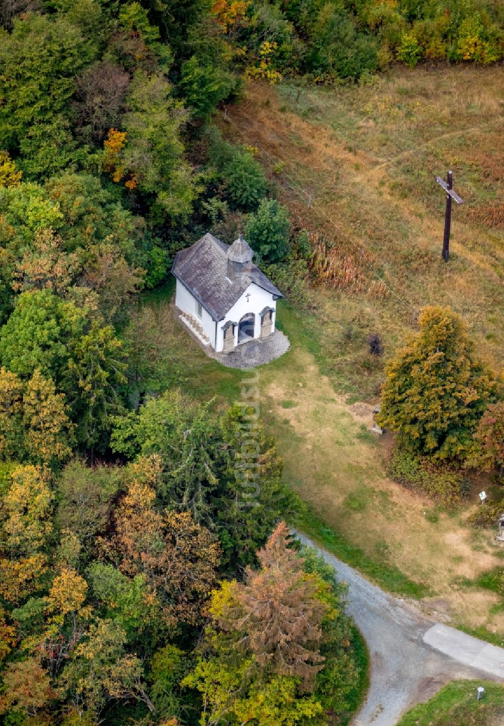 Winterberg von oben - Kirchengebäude der Kapelle in Winterberg im Bundesland Nordrhein-Westfalen, Deutschland