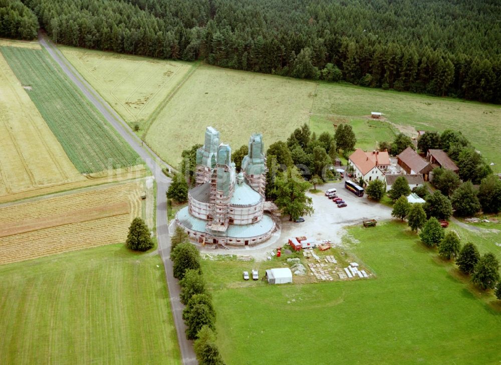 Kappl von oben - Kirchengebäude der Kappl Wallfahrtskirche der Heiligsten Dreifaltigkeit in Kappl im Bundesland Bayern