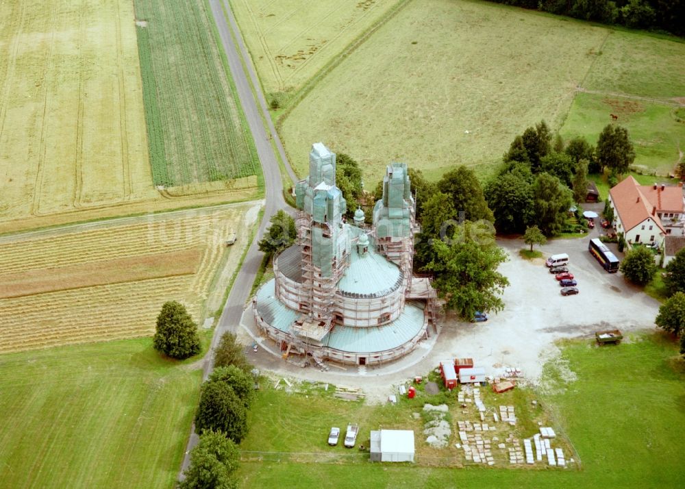 Kappl aus der Vogelperspektive: Kirchengebäude der Kappl Wallfahrtskirche der Heiligsten Dreifaltigkeit in Kappl im Bundesland Bayern