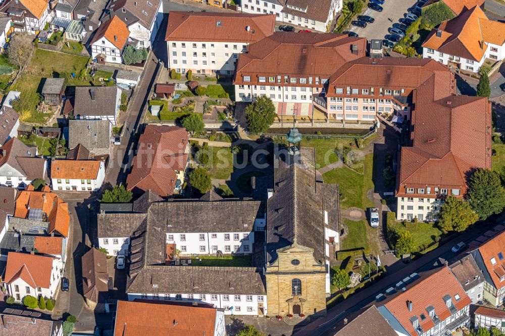 Brakel von oben - Kirchengebäude Kapuzinerkirche in Brakel im Bundesland Nordrhein-Westfalen, Deutschland