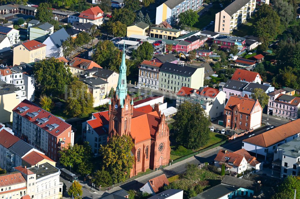 Luftbild Bernau - Kirchengebäude der kath. Herz-Jesu-Kirche in Bernau im Bundesland Brandenburg