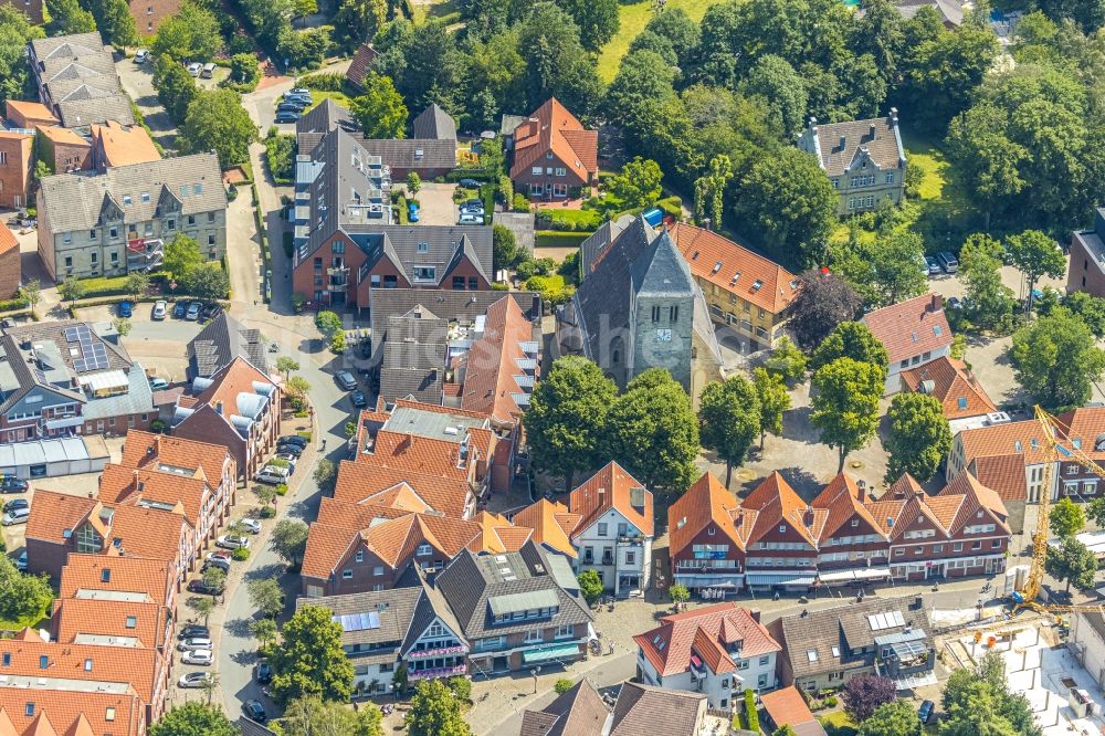 Havixbeck von oben - Kirchengebäude Kath. Kirche St. Dionysius am Kirchplatz im Ortsteil Lasbeck in Havixbeck im Bundesland Nordrhein-Westfalen, Deutschland