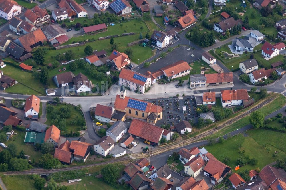 Riedenberg aus der Vogelperspektive: Kirchengebäude der röm.-kath. Kirche St. Martin in Riedenberg im Bundesland Bayern, Deutschland