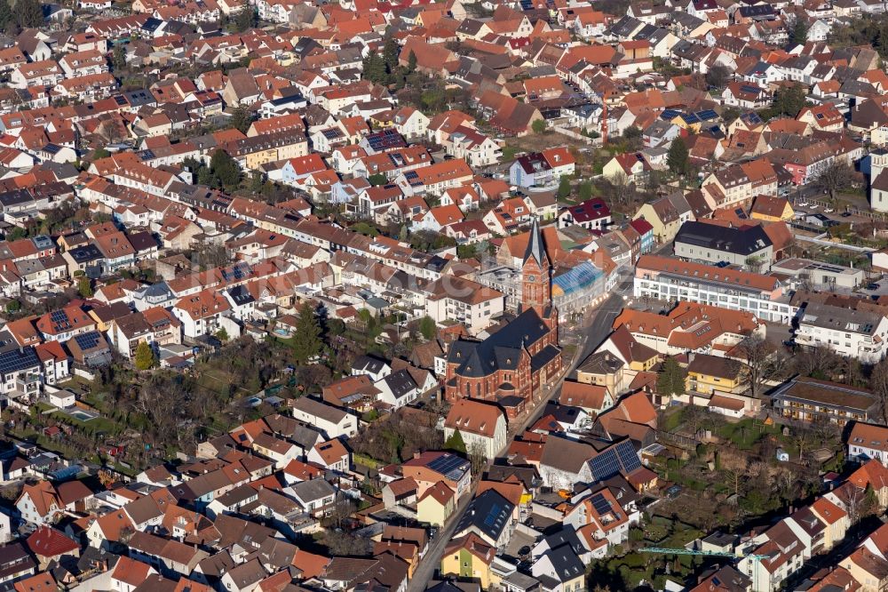 Luftaufnahme Plankstadt - Kirchengebäude der kath. Kirche St. Nikolaus in der Ortsmitte in Plankstadt im Bundesland Baden-Württemberg, Deutschland