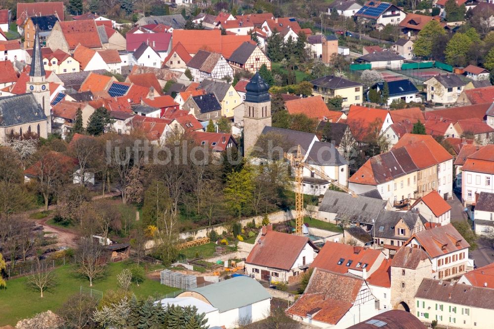 Luftbild Ober-Flörsheim - Kirchengebäude der Kath. Kirche St. Peter und Paul in Ober-Flörsheim im Bundesland Rheinland-Pfalz, Deutschland