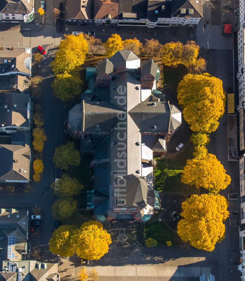 Arnsberg aus der Vogelperspektive: Kirchengebäude der Kath. Kirchengemeinde St. Johannes Baptist in Arnsberg - Neheim im Bundesland Nordrhein-Westfalen