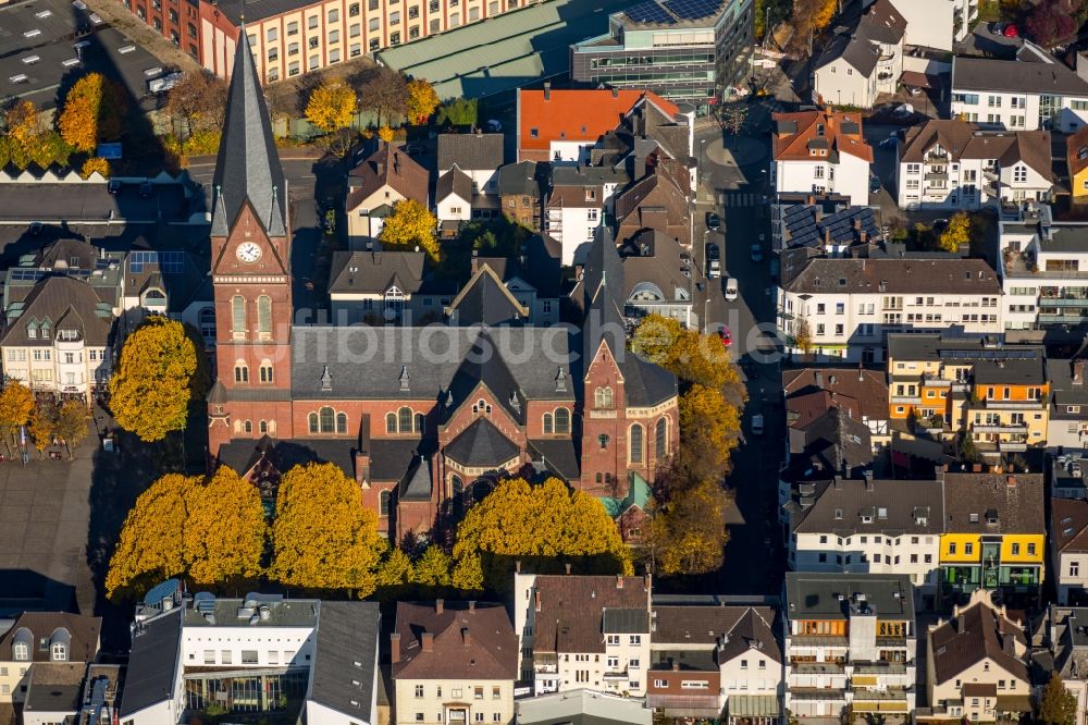 Arnsberg aus der Vogelperspektive: Kirchengebäude der Kath. Kirchengemeinde St. Johannes Baptist in Arnsberg - Neheim im Bundesland Nordrhein-Westfalen