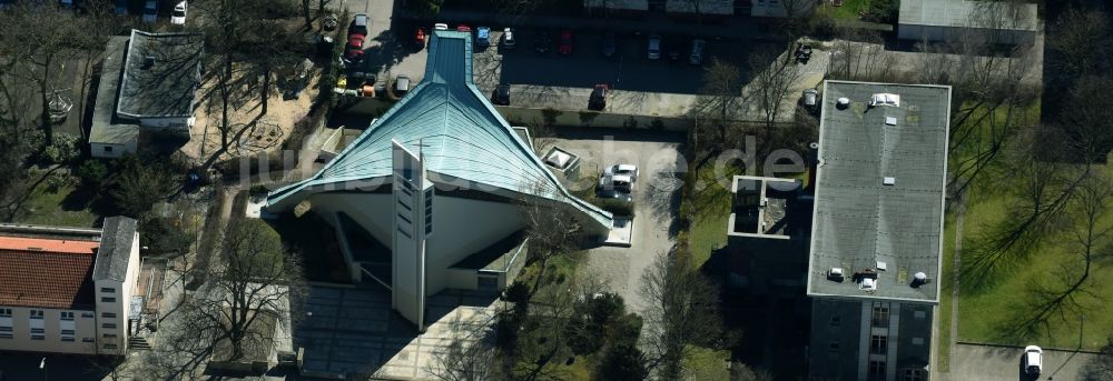 Luftbild Berlin - Kirchengebäude der Kath. Kirchengemeinde Maria Frieden an der Kaiserstraße in Berlin