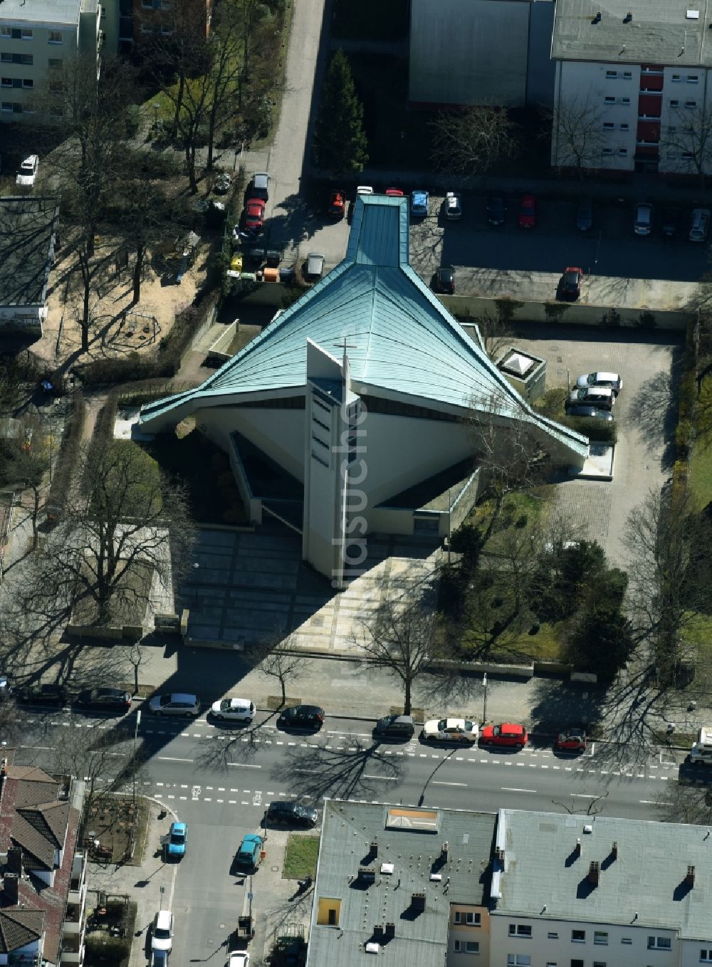 Luftaufnahme Berlin - Kirchengebäude der Kath. Kirchengemeinde Maria Frieden an der Kaiserstraße in Berlin