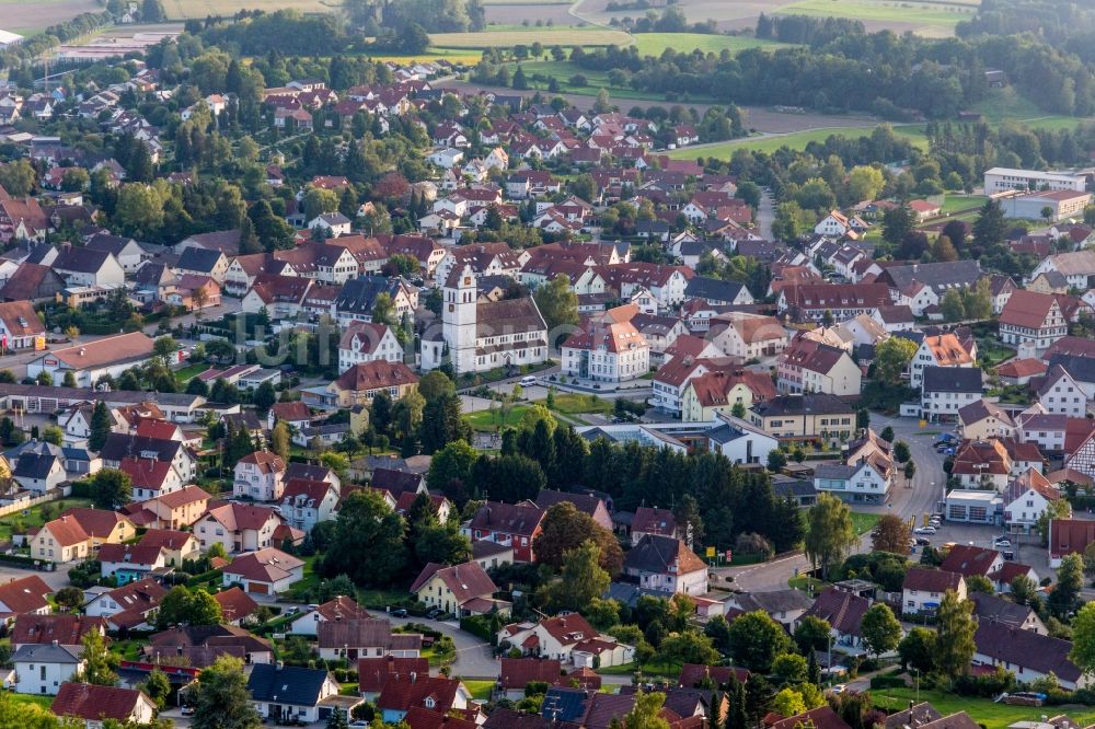 Luftbild Ostrach - Kirchengebäude der Röm-kath. Kirchengemeinde Ostrachtal in Ostrach im Bundesland Baden-Württemberg, Deutschland