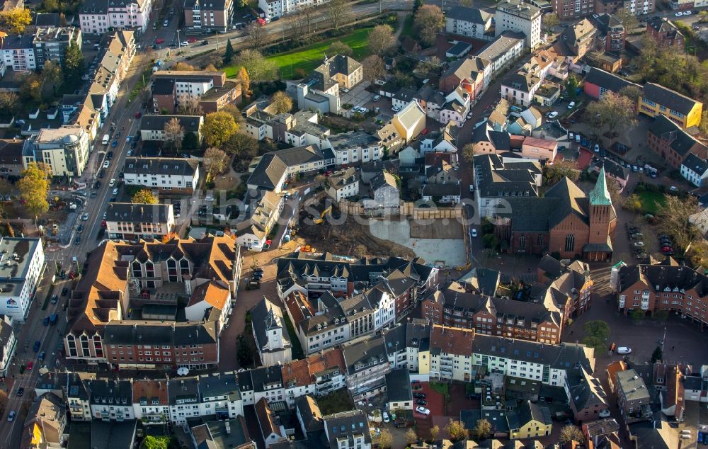 Dinslaken aus der Vogelperspektive: Kirchengebäude Kath. Kirchengemeinde St. Vincentius im Altstadt- Zentrum in Dinslaken im Bundesland Nordrhein-Westfalen