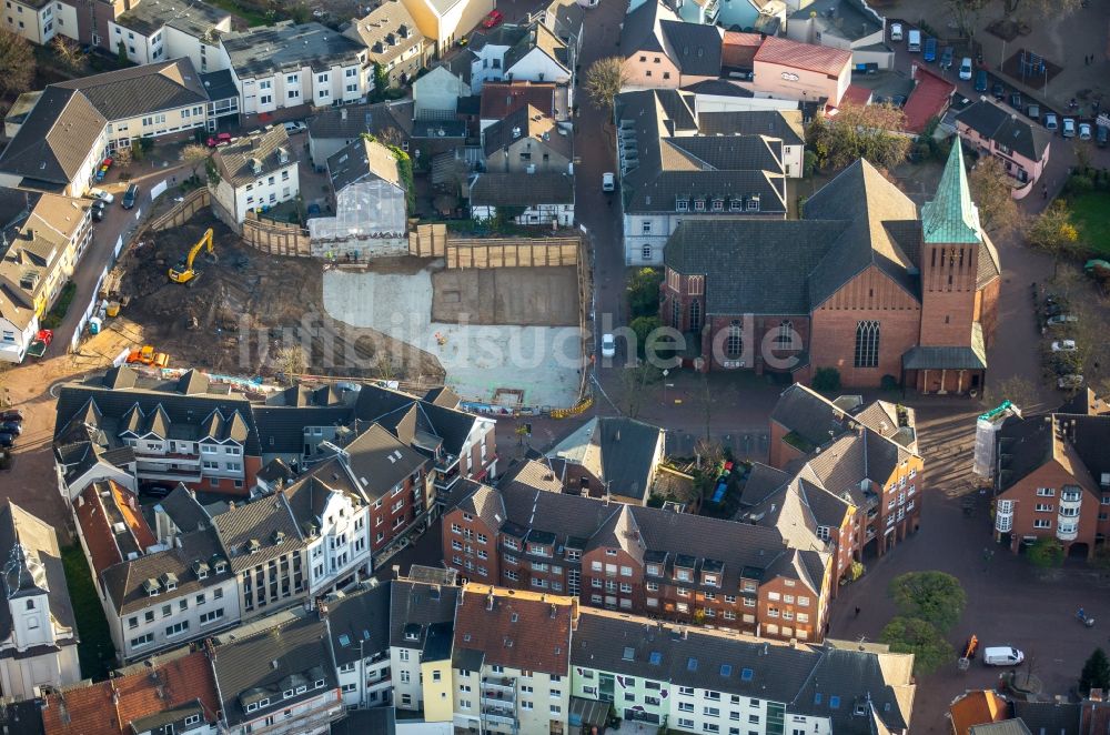 Luftbild Dinslaken - Kirchengebäude Kath. Kirchengemeinde St. Vincentius im Altstadt- Zentrum in Dinslaken im Bundesland Nordrhein-Westfalen