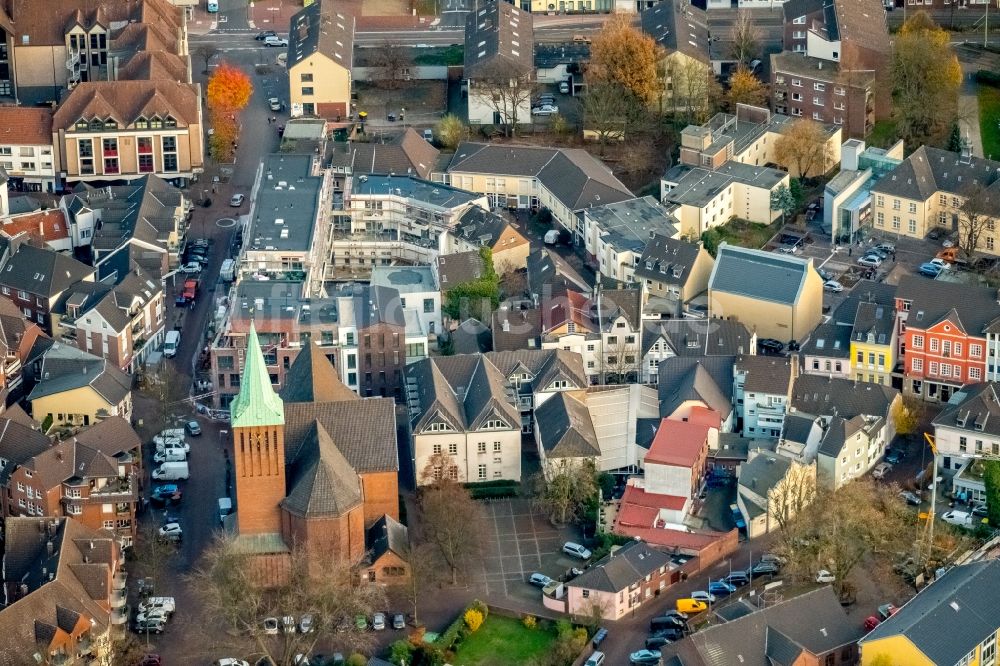 Dinslaken von oben - Kirchengebäude der Kath. Kirchengemeinde St. Vincentius im Altstadt- Zentrum im Ortsteil Ruhr Metropolitan Area in Dinslaken im Bundesland Nordrhein-Westfalen