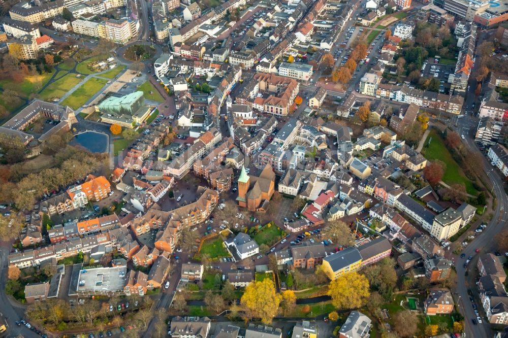 Dinslaken aus der Vogelperspektive: Kirchengebäude der Kath. Kirchengemeinde St. Vincentius im Altstadt- Zentrum im Ortsteil Ruhr Metropolitan Area in Dinslaken im Bundesland Nordrhein-Westfalen