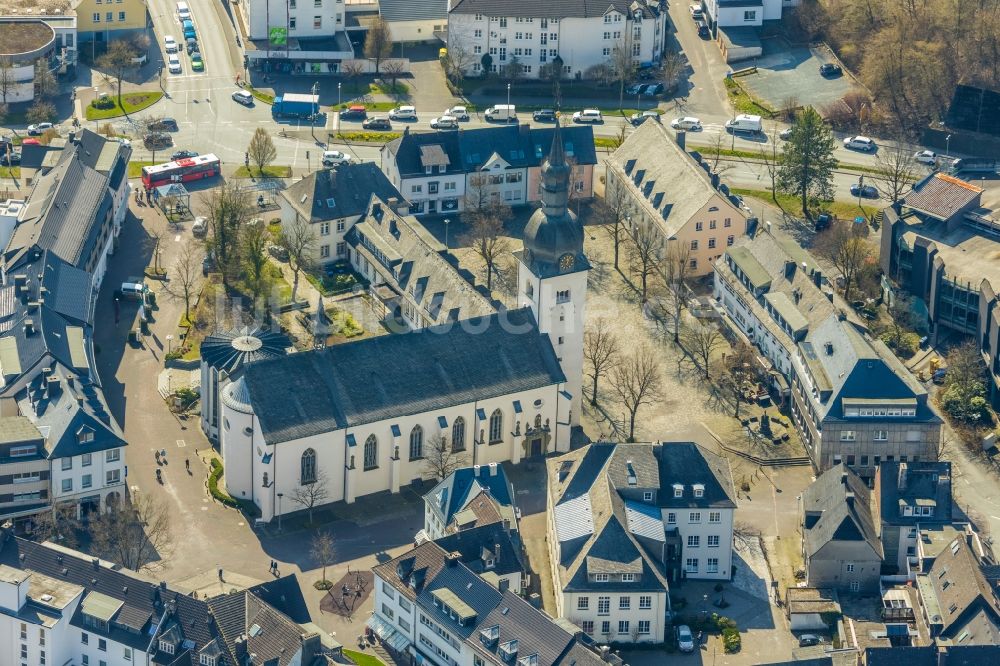 Luftbild Meschede - Kirchengebäude der Kath. Kirchengemeinde St. Walburga in Meschede im Bundesland Nordrhein-Westfalen, Deutschland