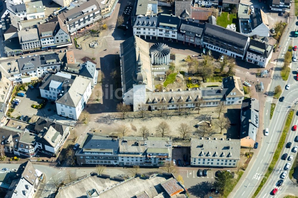 Meschede von oben - Kirchengebäude der Kath. Kirchengemeinde St. Walburga in Meschede im Bundesland Nordrhein-Westfalen, Deutschland