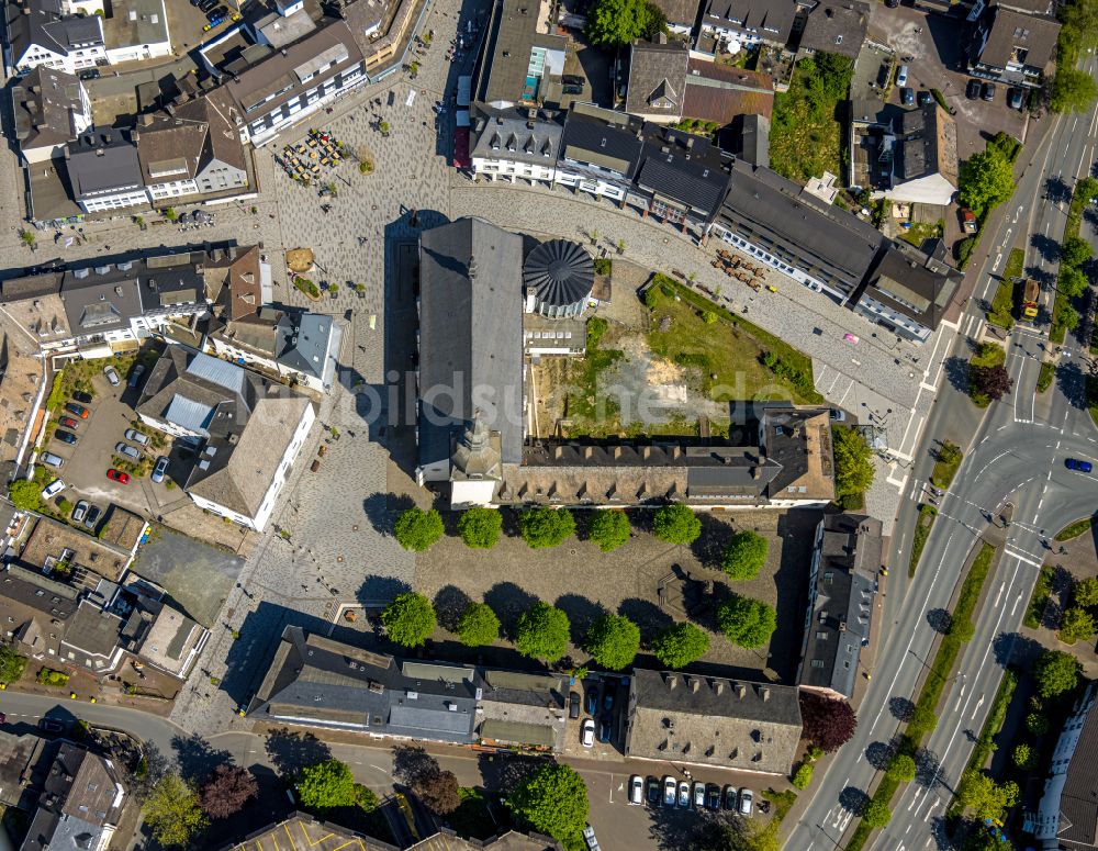 Luftbild Meschede - Kirchengebäude der Kath. Kirchengemeinde St. Walburga in Meschede im Bundesland Nordrhein-Westfalen, Deutschland