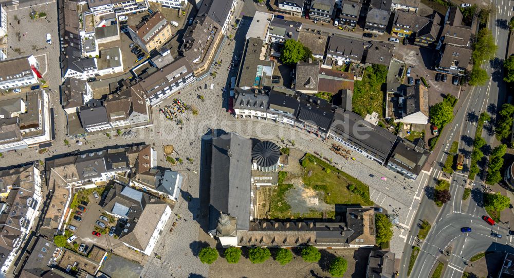 Luftaufnahme Meschede - Kirchengebäude der Kath. Kirchengemeinde St. Walburga in Meschede im Bundesland Nordrhein-Westfalen, Deutschland