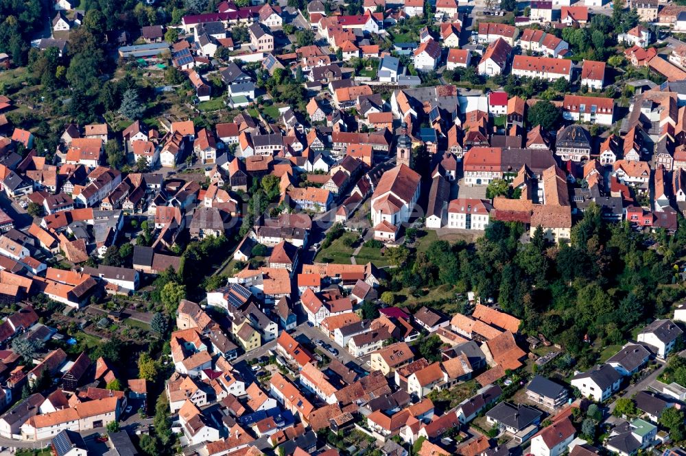 Luftbild Rheinzabern - Kirchengebäude des Kath. Pfarramt in der Dorfmitte in Rheinzabern im Bundesland Rheinland-Pfalz, Deutschland