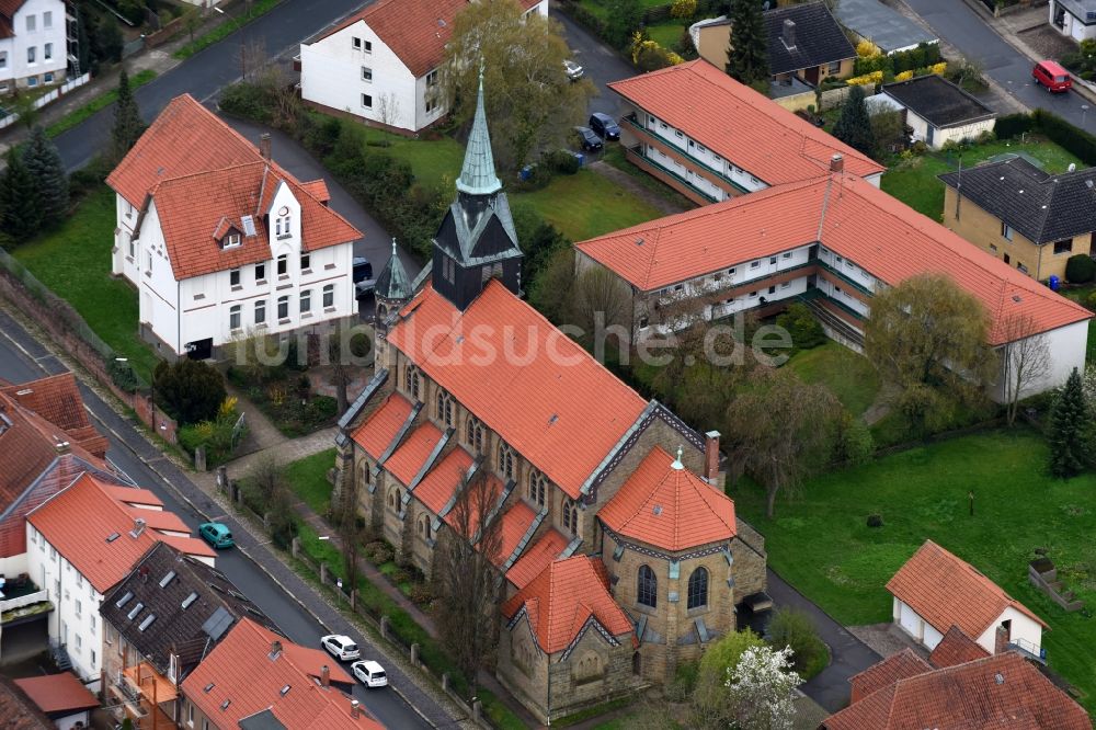 Luftaufnahme Schöningen - Kirchengebäude des Kath. Pfarramt St. Marien in Schöningen im Bundesland Niedersachsen