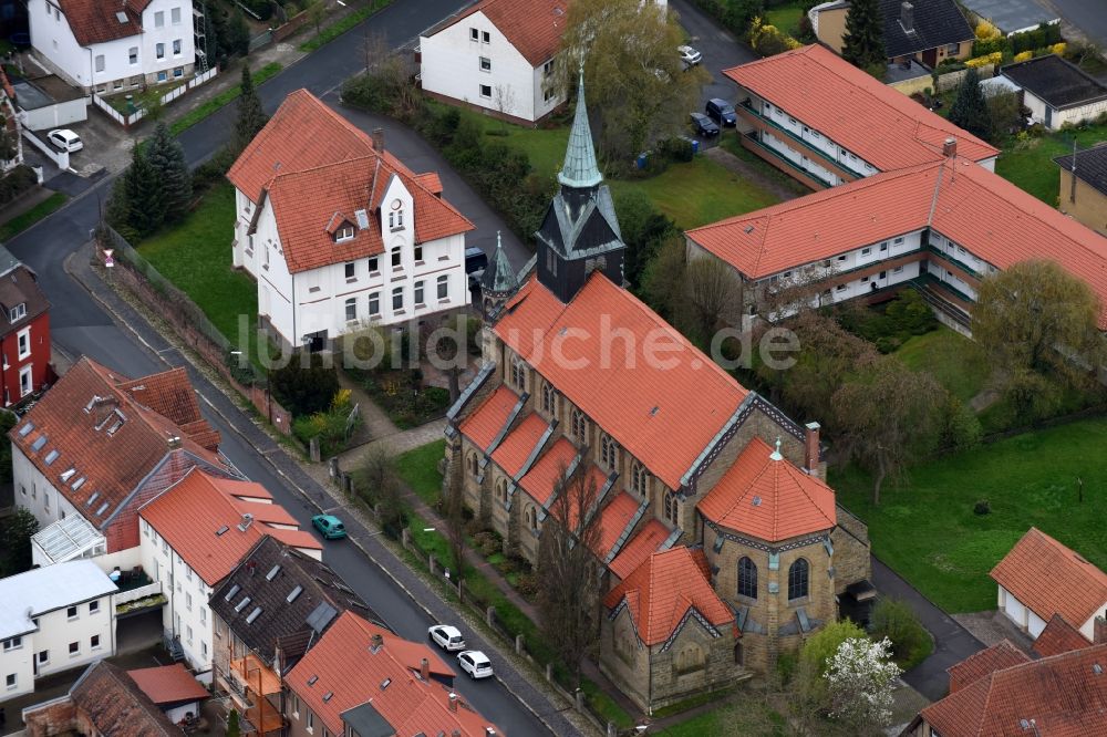 Schöningen von oben - Kirchengebäude des Kath. Pfarramt St. Marien in Schöningen im Bundesland Niedersachsen