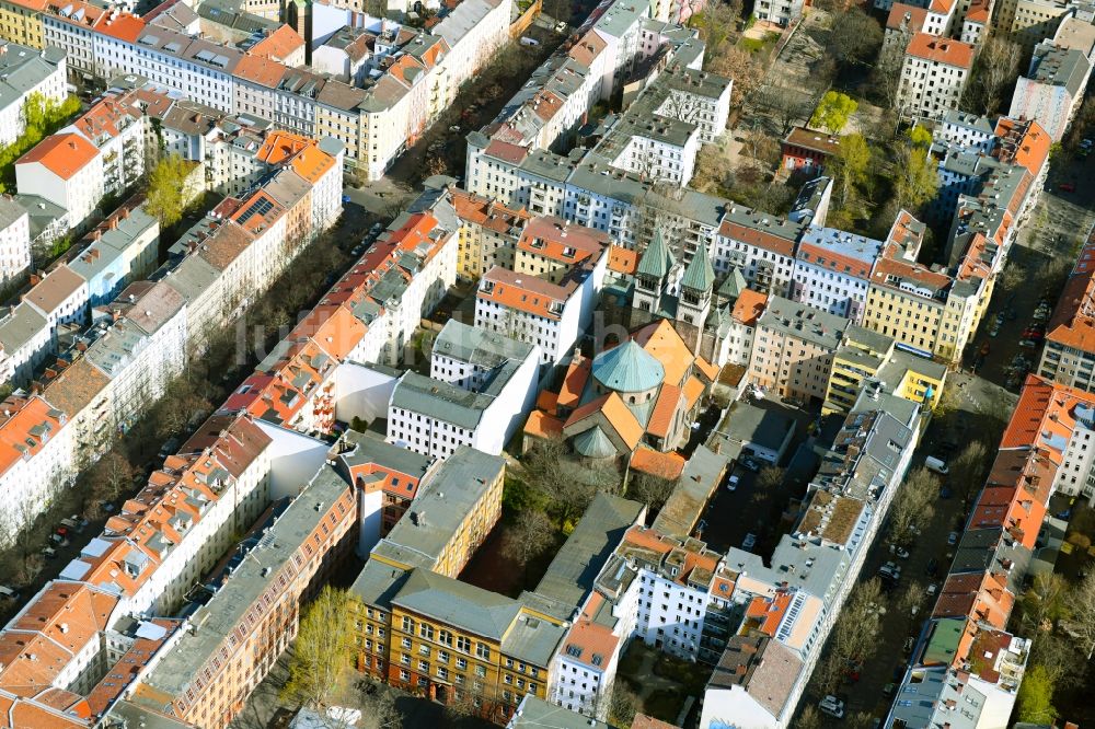 Berlin von oben - Kirchengebäude der Kath. Pfarramt St. Marien an der Wrangelstraße im Stadtteil Kreuzberg in Berlin, Deutschland