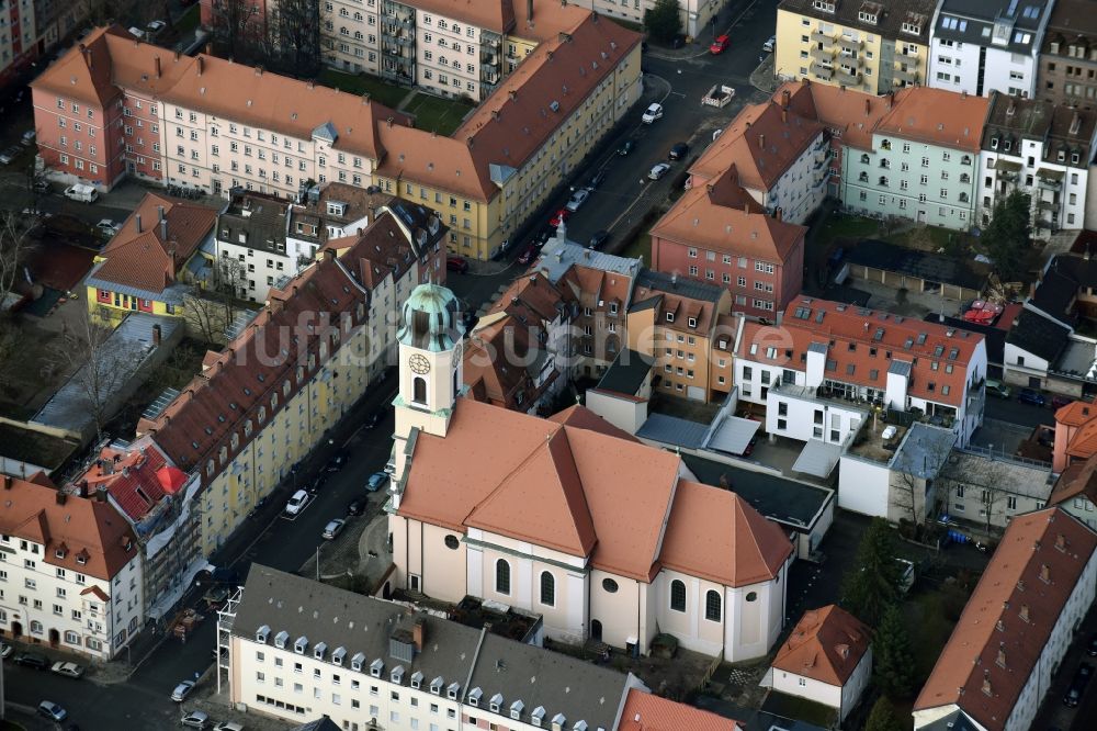 Nürnberg von oben - Kirchengebäude Kath. Pfarramt St. Michael an der Wilhelm-Marx-Straße im Altstadt- Zentrum in Nürnberg im Bundesland Bayern