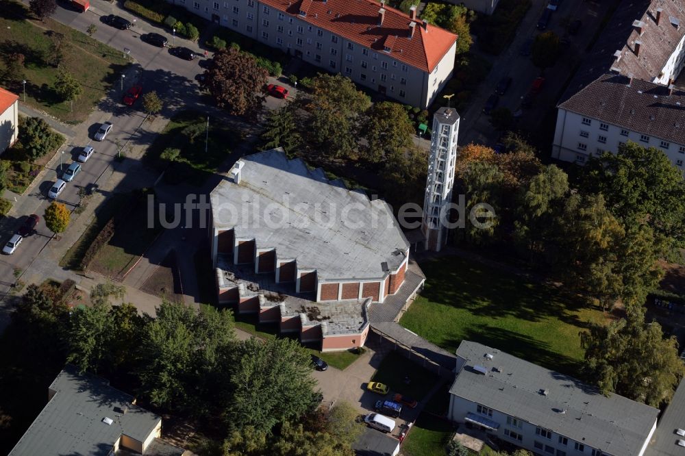 Luftaufnahme Berlin - Kirchengebäude des Kath. Pfarramt St. Nikolaus an der Techowpromenade in Wittenau in Berlin