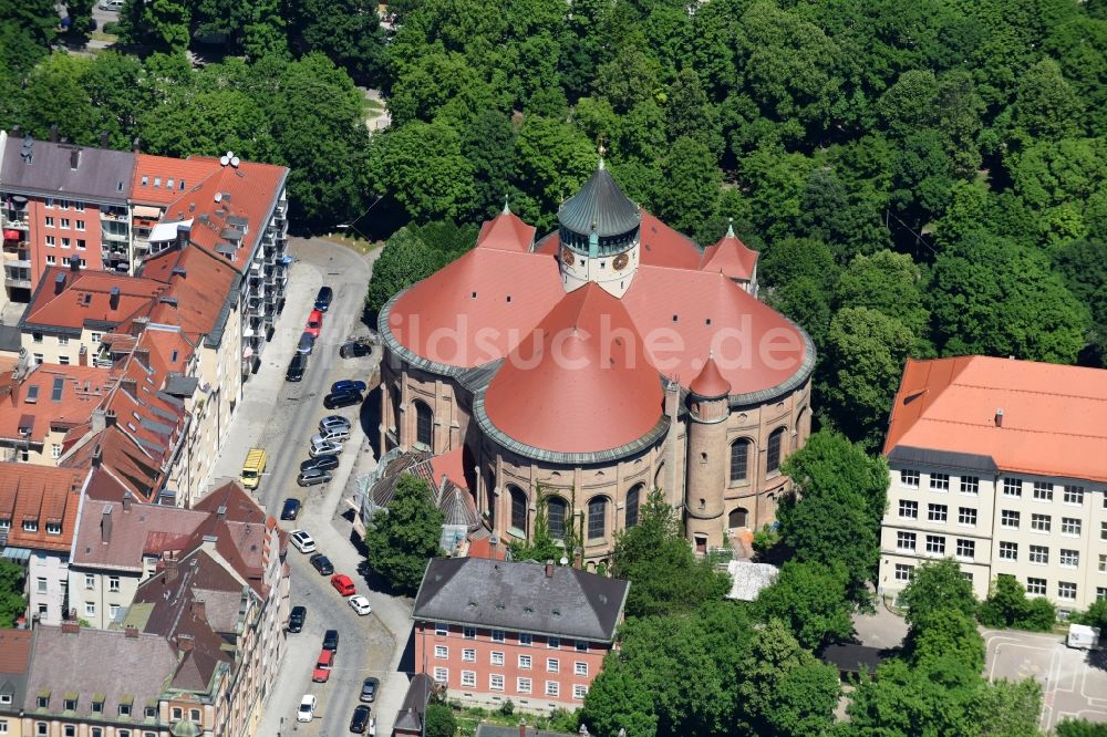 München aus der Vogelperspektive: Kirchengebäude der des Kath. Pfarramt St. Rupert in München im Bundesland Bayern, Deutschland