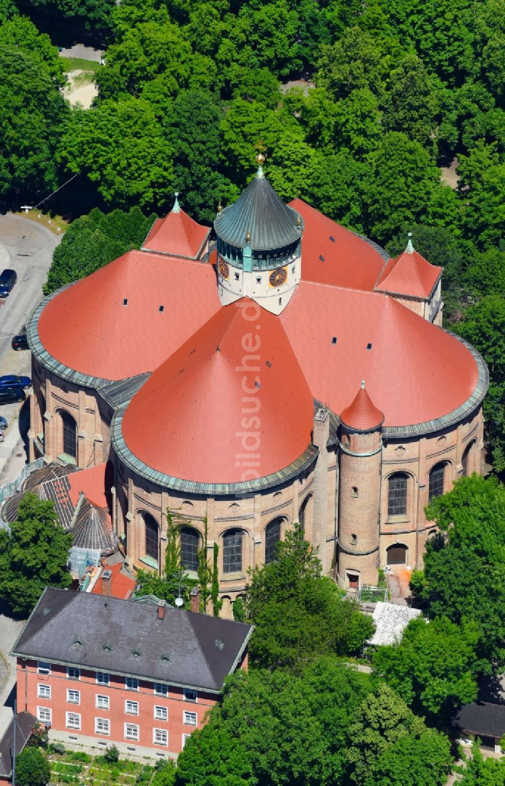 München von oben - Kirchengebäude der des Kath. Pfarramt St. Rupert in München im Bundesland Bayern, Deutschland