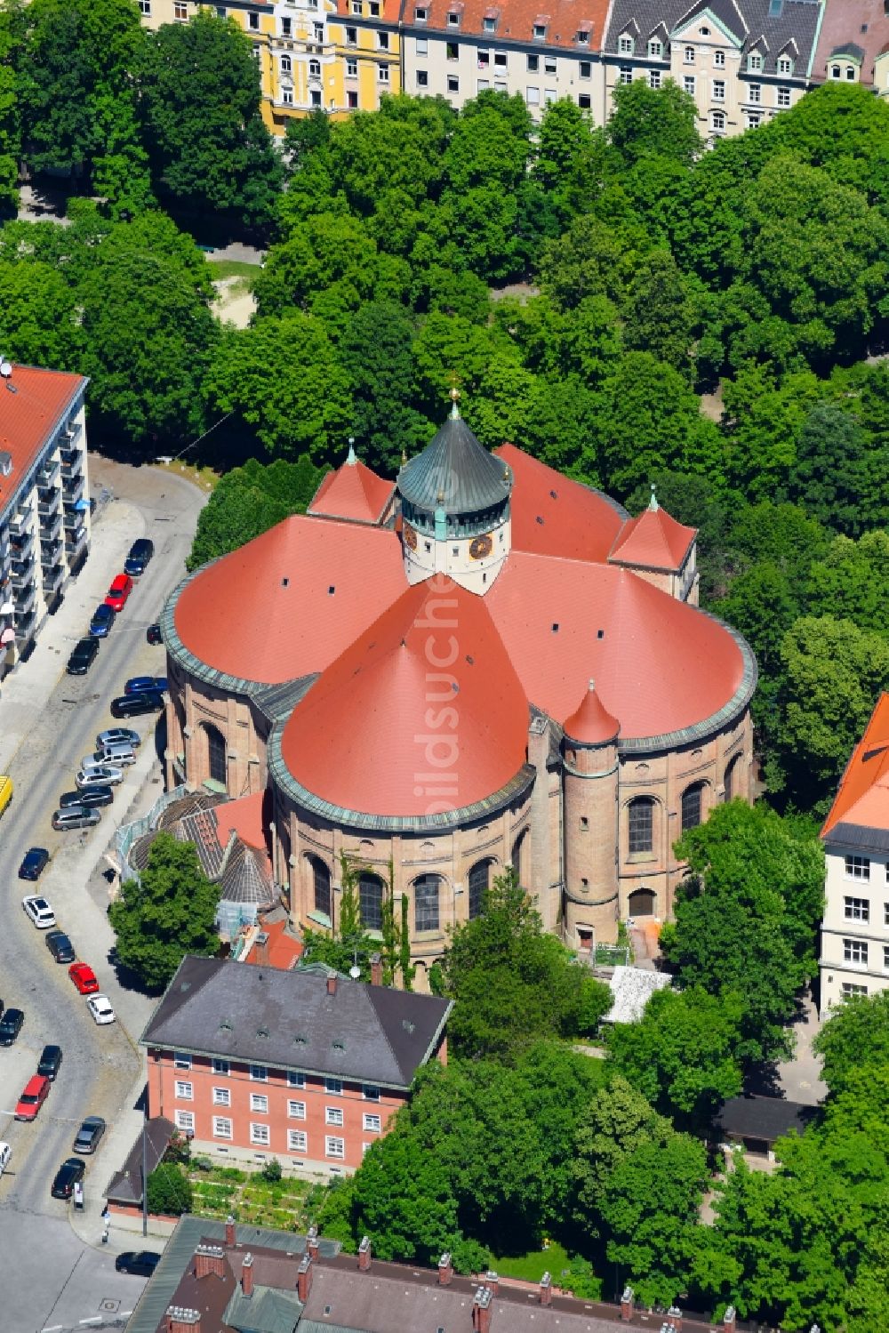 München aus der Vogelperspektive: Kirchengebäude der des Kath. Pfarramt St. Rupert in München im Bundesland Bayern, Deutschland