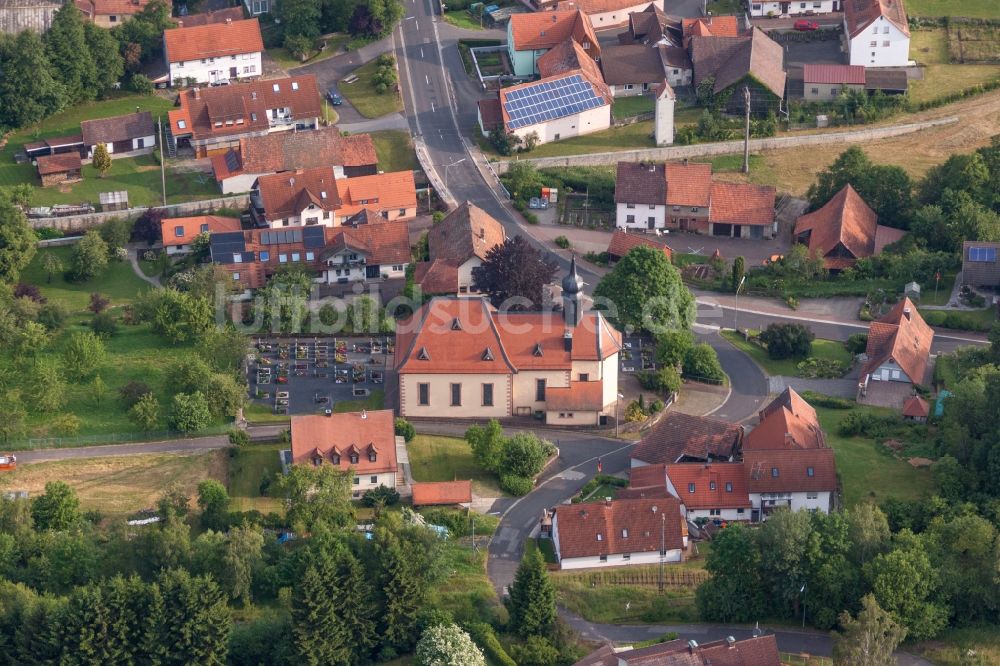Luftbild Wildflecken - Kirchengebäude der Kath. Pfarrgemeinde in Wildflecken im Bundesland Bayern, Deutschland