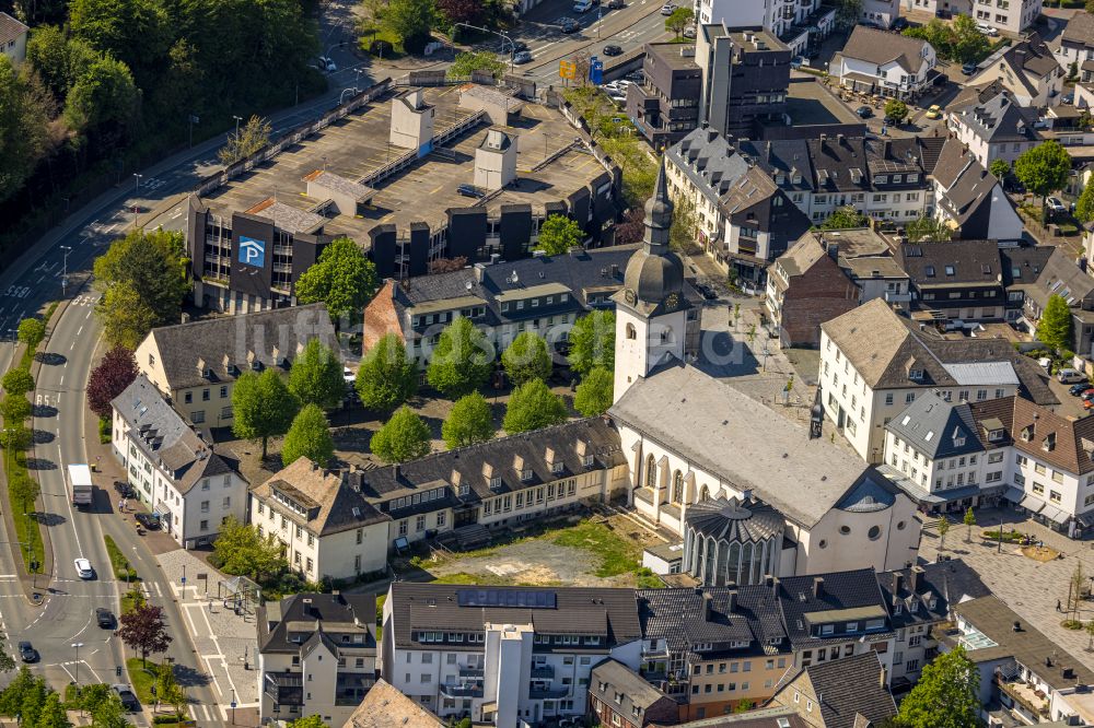 Meschede aus der Vogelperspektive: Kirchengebäude Kath. Pfarrkirche St. Walburga am Stiftsplatz in Meschede im Bundesland Nordrhein-Westfalen, Deutschland