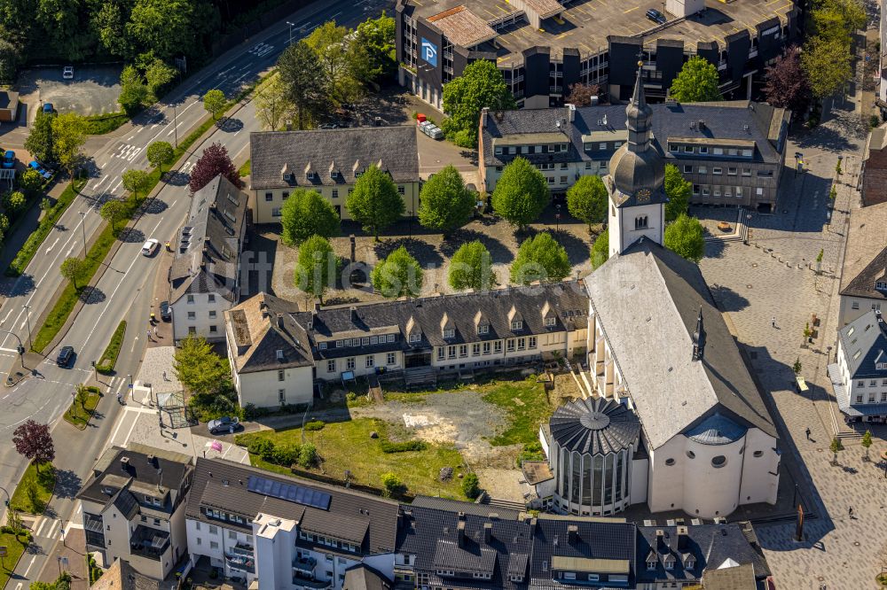 Luftaufnahme Meschede - Kirchengebäude Kath. Pfarrkirche St. Walburga am Stiftsplatz in Meschede im Bundesland Nordrhein-Westfalen, Deutschland